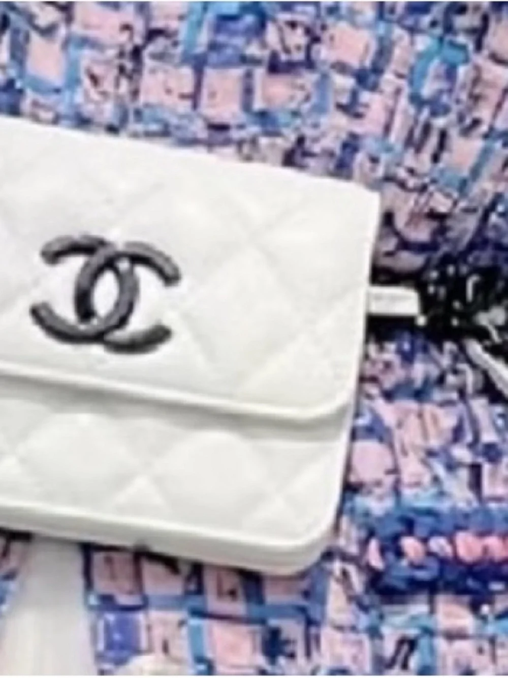 CHANEL White Quilted belt bag with Black CC Hardware - Picture 2 of 5